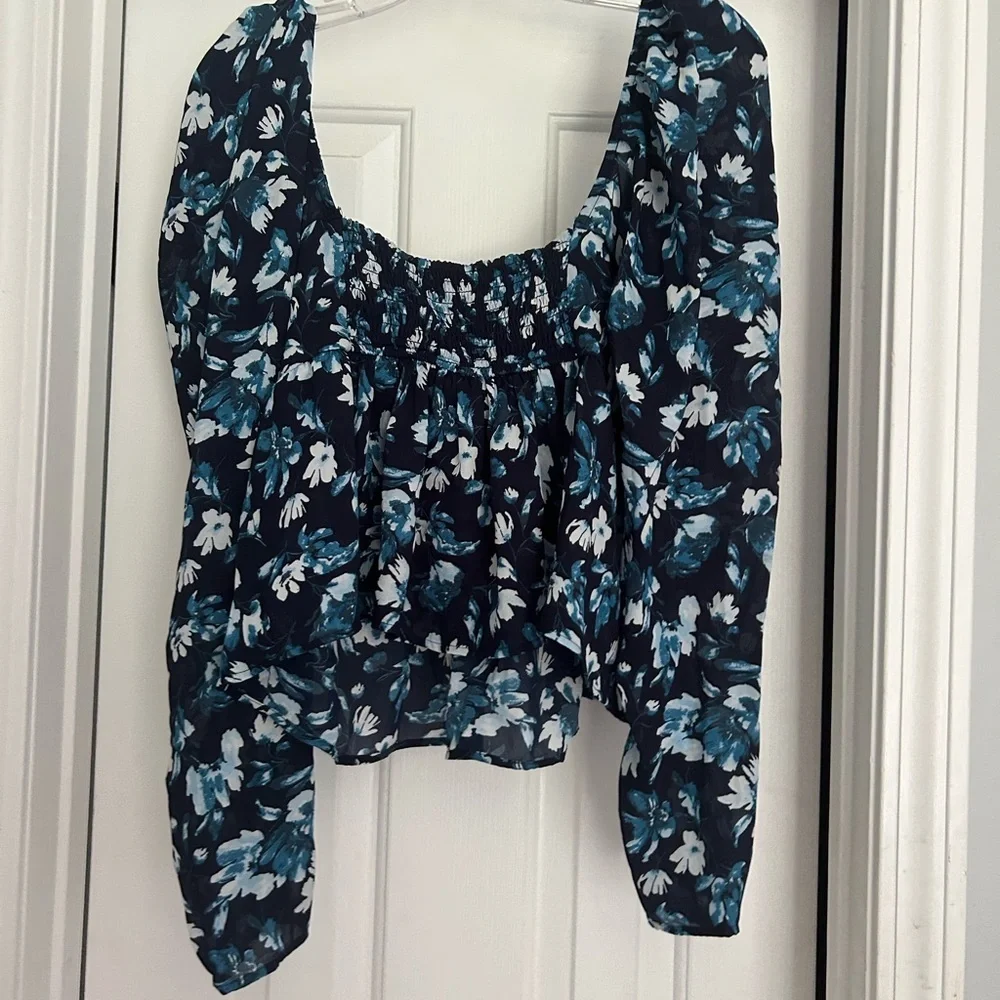 Abercrombie‎ & Fitch Blue Floral Key Hole Light Puff Sleeve Top
